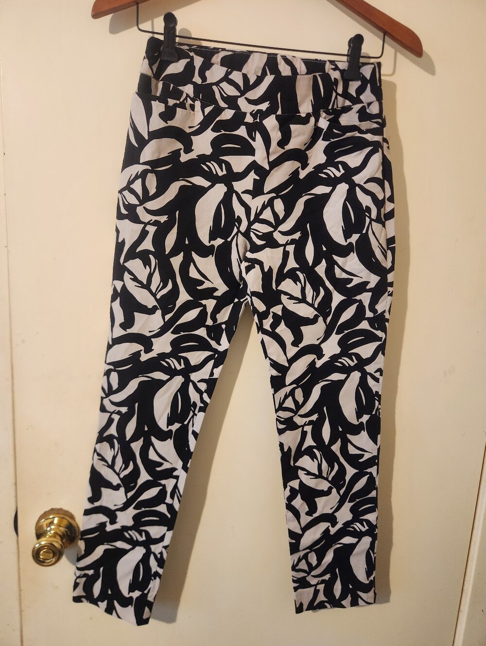 Chico's Black & White Leaf-Print Pants